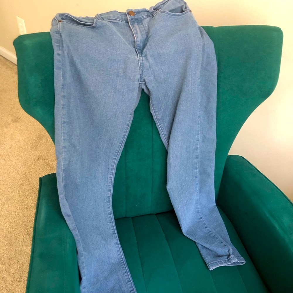 Light wash skinny jeans